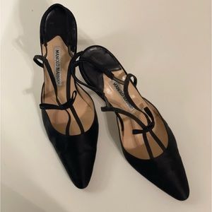 Pre-loved authentic Manolo Blahnik satin heels in black. EU Size 40
